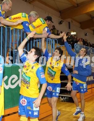 Volleyball. Challenge Cup. Aich/Dob gegen Mladost Marina Kastela.  Jure Kasnik, Petar Kirchev (Aich/Dob), Fans. Prevalje, 25.11.2010.
Foto: Kuess
---
pressefotos, pressefotografie, kuess, qs, qspictures, sport, bild, bilder, bilddatenbank