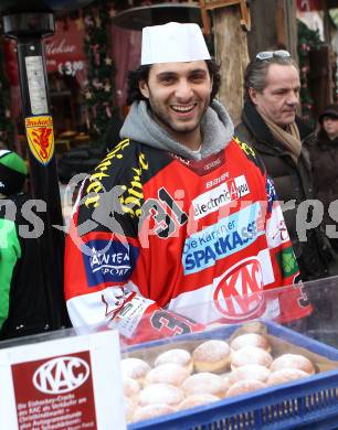 EBEL. Eishockey Bundesliga. Autogrammstunde KAC am Christkindlmarkt in der Baeckerei Legat. Andy Chiodo beim Verkauf von Krapfen. Klagenfurt, am 8.12.2010.
Foto: Kuess
---
pressefotos, pressefotografie, kuess, qs, qspictures, sport, bild, bilder, bilddatenbank