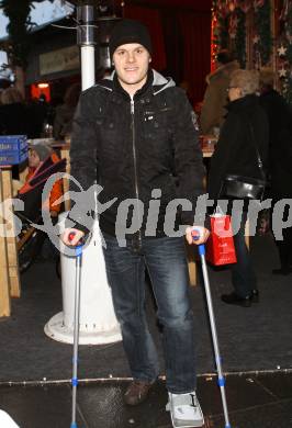 EBEL. Eishockey Bundesliga. Autogrammstunde KAC am Christkindlmarkt in der Baeckerei Legat. Stefan Geier auf Kruecken. Klagenfurt, am 8.12.2010.
Foto: Kuess
---
pressefotos, pressefotografie, kuess, qs, qspictures, sport, bild, bilder, bilddatenbank