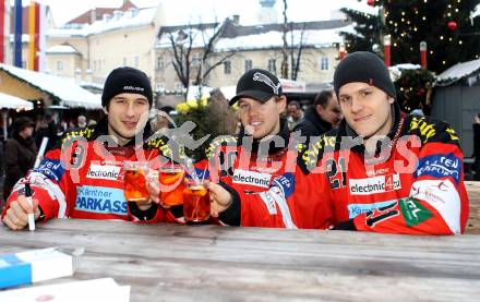 EBEL. Eishockey Bundesliga. Autogrammstunde KAC am Christkindlmarkt in der Baeckerei Legat. Tyler Spurgeon, Tyler Scofield, Manuel Geier stossen mit Kinderpunsch an. Klagenfurt, am 8.12.2010.
Foto: Kuess
---
pressefotos, pressefotografie, kuess, qs, qspictures, sport, bild, bilder, bilddatenbank