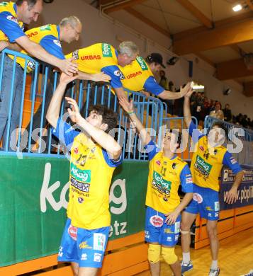 Volleyball. Challenge Cup. Aich/Dob gegen Mladost Marina Kastela. Gerald Reiser, Jure Kasnik, Petasr Kirchev (Aich/Dob), Fans. Prevalje, 25.11.2010.
Foto: Kuess
---
pressefotos, pressefotografie, kuess, qs, qspictures, sport, bild, bilder, bilddatenbank