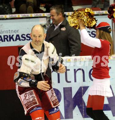 EBEL. Eishockey Bundesliga. KAC gegen HDD TILIA Olimpija Ljubljana. Jeff Shantz (KAC), Cheerleaders. Klagenfurt, am 5.12.2010.
Foto: Kuess 

---
pressefotos, pressefotografie, kuess, qs, qspictures, sport, bild, bilder, bilddatenbank