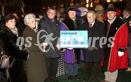 Fussball. SK Austria Klagenfurt. Charity. Josef Seppi Loibnegger und die Stadtrichter ueberreichen der Selbsthilfegruppe Parkinson einen Scheck ueber Euro 1.000,--. KLagenfurt, am 9.12.2010.
Foto: Kuess
---
pressefotos, pressefotografie, kuess, qs, qspictures, sport, bild, bilder, bilddatenbank