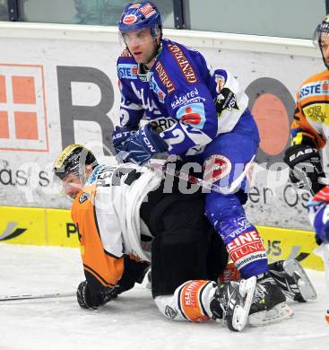 EBEL. Eishockey Bundesliga. EC Pasut VSV gegen  Graz 99ers. Greg Kuznik, (VSV),  Markus Peintner (Graz). Villach, am 10.12.2010.
Foto: Kuess 


---
pressefotos, pressefotografie, kuess, qs, qspictures, sport, bild, bilder, bilddatenbank