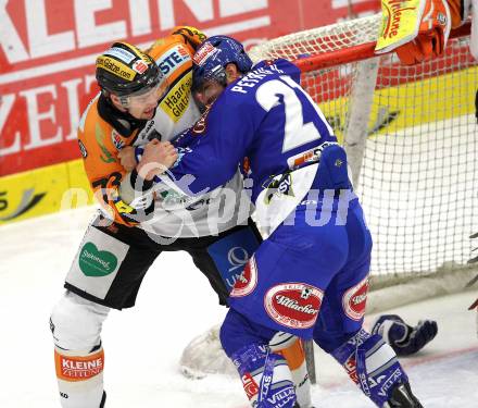 EBEL. Eishockey Bundesliga. EC Pasut VSV gegen  Graz 99ers. Rauferei, Schlaegerei, Nikolas Petrik,  (VSV), Nick Kuiper (Graz). Villach, am 10.12.2010.
Foto: Kuess 


---
pressefotos, pressefotografie, kuess, qs, qspictures, sport, bild, bilder, bilddatenbank