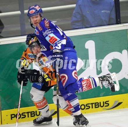 EBEL. Eishockey Bundesliga. EC Pasut VSV gegen  Graz 99ers.  Matt Ryan, (VSV), Harry Lange (Graz). Villach, am 10.12.2010.
Foto: Kuess 


---
pressefotos, pressefotografie, kuess, qs, qspictures, sport, bild, bilder, bilddatenbank