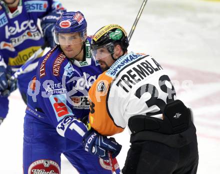 EBEL. Eishockey Bundesliga. EC Pasut VSV gegen  Graz 99ers. Joshua Langfeld,  (VSV), Yannik Tremblay (Graz). Villach, am 10.12.2010.
Foto: Kuess 


---
pressefotos, pressefotografie, kuess, qs, qspictures, sport, bild, bilder, bilddatenbank