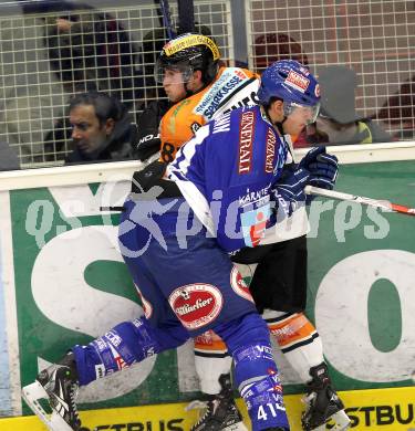 EBEL. Eishockey Bundesliga. EC Pasut VSV gegen  Graz 99ers.  Stefan Bacher, (VSV), Peter Lenes (Graz). Villach, am 10.12.2010.
Foto: Kuess 


---
pressefotos, pressefotografie, kuess, qs, qspictures, sport, bild, bilder, bilddatenbank