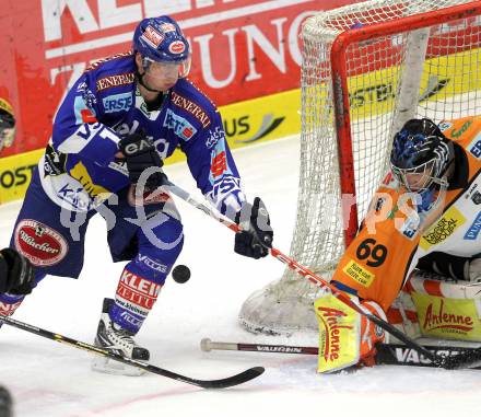 EBEL. Eishockey Bundesliga. EC Pasut VSV gegen  Graz 99ers. Michael Raffl, (VSV), Fabian Weinhandl  (Graz). Villach, am 10.12.2010.
Foto: Kuess 


---
pressefotos, pressefotografie, kuess, qs, qspictures, sport, bild, bilder, bilddatenbank