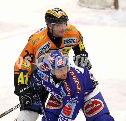 EBEL. Eishockey Bundesliga. EC Pasut VSV gegen  Graz 99ers. Roland Kaspitz,  (VSV), Michael Ouellette (Graz). Villach, am 10.12.2010.
Foto: Kuess 


---
pressefotos, pressefotografie, kuess, qs, qspictures, sport, bild, bilder, bilddatenbank