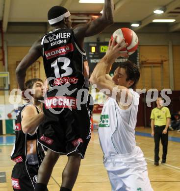 Basketball Bundesliga. Woerthersee Piraten gegen Ece Bulls Kapfenberg.  Andreas Kuttnig,  (Piraten),  Larry Gordon (Kapfenberg). Klagenfurt, 11.12.2010.
Foto:  Kuess

---
pressefotos, pressefotografie, kuess, qs, qspictures, sport, bild, bilder, bilddatenbank