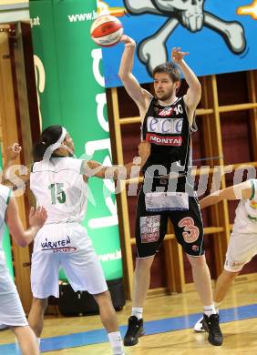 Basketball Bundesliga. Woerthersee Piraten gegen Ece Bulls Kapfenberg.  Thomas Kennedy,  (Piraten),  Samuel Knabl(Kapfenberg). Klagenfurt, 11.12.2010.
Foto:  Kuess

---
pressefotos, pressefotografie, kuess, qs, qspictures, sport, bild, bilder, bilddatenbank