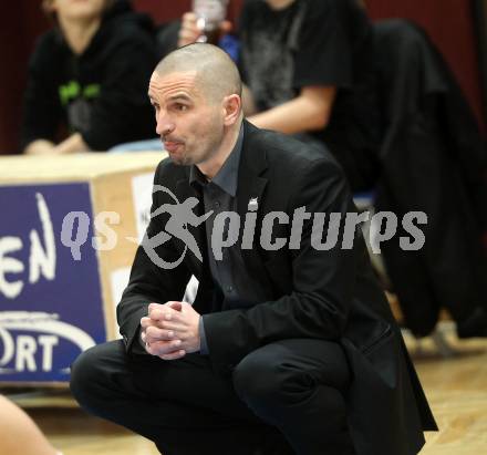 Basketball Bundesliga. Woerthersee Piraten gegen Ece Bulls Kapfenberg.  Trainer Michael Schrittwieser (Kapfenberg). Klagenfurt, 11.12.2010.
Foto:  Kuess

---
pressefotos, pressefotografie, kuess, qs, qspictures, sport, bild, bilder, bilddatenbank