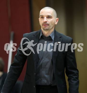 Basketball Bundesliga. Woerthersee Piraten gegen Ece Bulls Kapfenberg.  Trainer Michael Schrittwieser (Kapfenberg). Klagenfurt, 11.12.2010.
Foto:  Kuess

---
pressefotos, pressefotografie, kuess, qs, qspictures, sport, bild, bilder, bilddatenbank