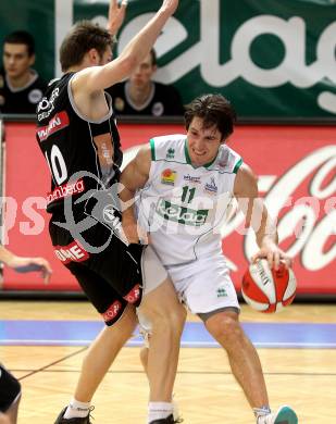 Basketball Bundesliga. Woerthersee Piraten gegen Ece Bulls Kapfenberg.  Andreas Kuttnig, (Piraten), Samuel Knabl (Kapfenberg). Klagenfurt, 11.12.2010.
Foto:  Kuess

---
pressefotos, pressefotografie, kuess, qs, qspictures, sport, bild, bilder, bilddatenbank