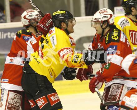 EBEL. Eishockey Bundesliga. KAC gegen EV Vienna Capitals. FUREY Kirk, SPURGEON Tyler (KAC), RODMAN Marcel (Vienna). Klagenfurt, am 10.12.2010.
Foto: Kuess 

---
pressefotos, pressefotografie, kuess, qs, qspictures, sport, bild, bilder, bilddatenbank