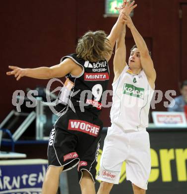 Basketball Bundesliga. Woerthersee Piraten gegen Ece Bulls Kapfenberg.  Marco Breithuber, (Piraten),  Moritz Lanegger  (Kapfenberg). Klagenfurt, 11.12.2010.
Foto:  Kuess

---
pressefotos, pressefotografie, kuess, qs, qspictures, sport, bild, bilder, bilddatenbank