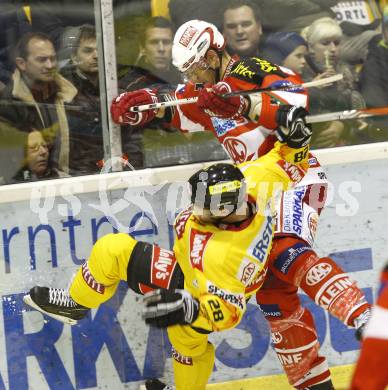 EBEL. Eishockey Bundesliga. KAC gegen EV Vienna Capitals. BROWN Sean (KAC), BJORNLIE Dan (Vienna). Klagenfurt, am 10.12.2010.
Foto: Kuess 

---
pressefotos, pressefotografie, kuess, qs, qspictures, sport, bild, bilder, bilddatenbank