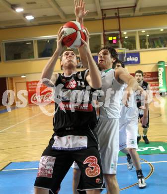 Basketball Bundesliga. Woerthersee Piraten gegen Ece Bulls Kapfenberg.  Andreas Kuttnig,  (Piraten),  Heinz Kuegerl (Kapfenberg). Klagenfurt, 11.12.2010.
Foto:  Kuess

---
pressefotos, pressefotografie, kuess, qs, qspictures, sport, bild, bilder, bilddatenbank