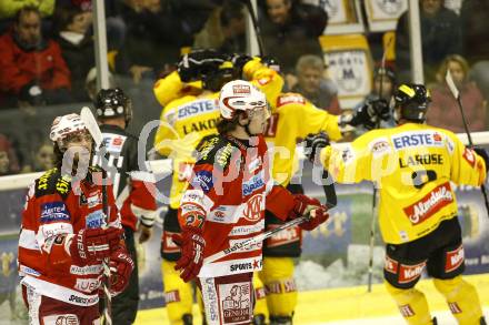 EBEL. Eishockey Bundesliga. KAC gegen EV Vienna Capitals. SCHUMNIG Martin, HUNDERTPFUND Thomas (KAC), torjubel (Vienna). Klagenfurt, am 10.12.2010.
Foto: Kuess 

---
pressefotos, pressefotografie, kuess, qs, qspictures, sport, bild, bilder, bilddatenbank