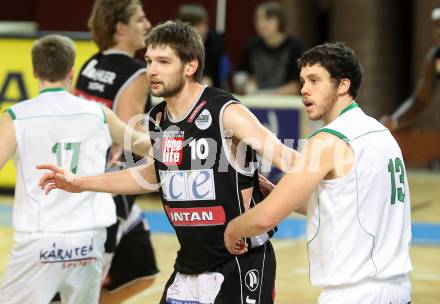 Basketball Bundesliga. Woerthersee Piraten gegen Ece Bulls Kapfenberg.  Erik Rhinehart,  (Piraten),  Samuel Knabl (Kapfenberg). Klagenfurt, 11.12.2010.
Foto:  Kuess

---
pressefotos, pressefotografie, kuess, qs, qspictures, sport, bild, bilder, bilddatenbank