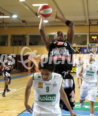 Basketball Bundesliga. Woerthersee Piraten gegen Ece Bulls Kapfenberg.  Samuel Bachlechner,(Piraten),   LeVonn Jordan  (Kapfenberg). Klagenfurt, 11.12.2010.
Foto:  Kuess

---
pressefotos, pressefotografie, kuess, qs, qspictures, sport, bild, bilder, bilddatenbank