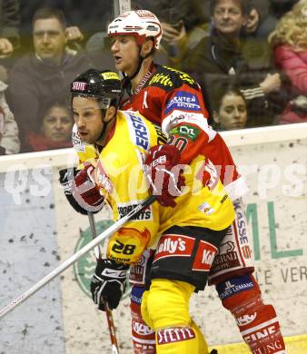 EBEL. Eishockey Bundesliga. KAC gegen EV Vienna Capitals. CRAIG Michael (KAC), BJORNLIE Dan (Vienna). Klagenfurt, am 10.12.2010.
Foto: Kuess 

---
pressefotos, pressefotografie, kuess, qs, qspictures, sport, bild, bilder, bilddatenbank