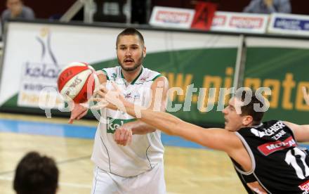 Basketball Bundesliga. Woerthersee Piraten gegen Ece Bulls Kapfenberg.  Bernhard Weber, (Piraten),  Heinz Kuegerl  (Kapfenberg). Klagenfurt, 11.12.2010.
Foto:  Kuess

---
pressefotos, pressefotografie, kuess, qs, qspictures, sport, bild, bilder, bilddatenbank