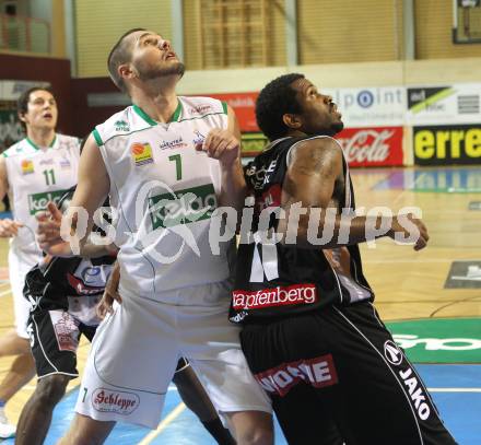 Basketball Bundesliga. Woerthersee Piraten gegen Ece Bulls Kapfenberg.  Bernhard Weber (Piraten), Demetrius Nelson (Kapfenberg). Klagenfurt, 11.12.2010.
Foto:  Kuess

---
pressefotos, pressefotografie, kuess, qs, qspictures, sport, bild, bilder, bilddatenbank