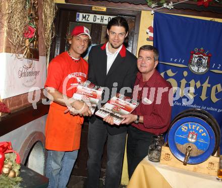 Eishockey. KAC. Weihnachtsfeier. Willi Leitner, Sonnberger Alfred (Restaurant "Zum Schmankerl"), Brandner Christoph. Maria Rain, 13.12.2010.
Foto: Kuess
---
pressefotos, pressefotografie, kuess, qs, qspictures, sport, bild, bilder, bilddatenbank