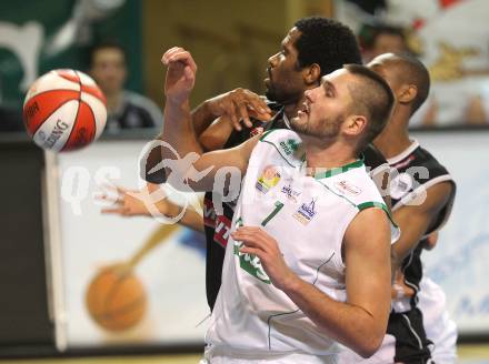 Basketball Bundesliga. Woerthersee Piraten gegen Ece Bulls Kapfenberg.  Bernhard Weber (Piraten), Demetrius Nelson (Kapfenberg). Klagenfurt, 11.12.2010.
Foto:  Kuess

---
pressefotos, pressefotografie, kuess, qs, qspictures, sport, bild, bilder, bilddatenbank