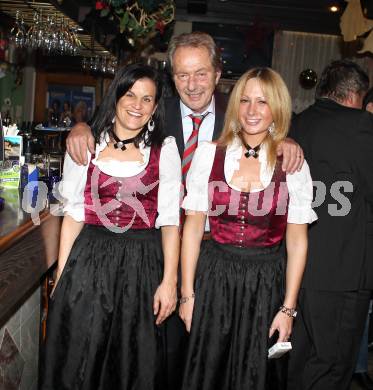 Eishockey. KAC. Weihnachtsfeier. Burgstaller Katja, Karl Nedwed, Christine Kaefer. Maria Rain, 13.12.2010.
Foto: Kuess
---
pressefotos, pressefotografie, kuess, qs, qspictures, sport, bild, bilder, bilddatenbank