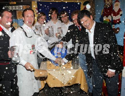 Eishockey. KAC. Weihnachtsfeier. Erich Poecheim, Schneider Andrew,  Pirmann Markus, Hundertpfund Thomas, Schumnig Martin, Manny Viveiros. Maria Rain, 13.12.2010.
Foto: Kuess
---
pressefotos, pressefotografie, kuess, qs, qspictures, sport, bild, bilder, bilddatenbank