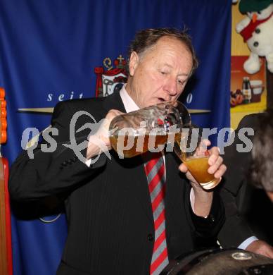 Eishockey. KAC. Weihnachtsfeier. Willibald Schasche. Maria Rain, 13.12.2010.
Foto: Kuess
---
pressefotos, pressefotografie, kuess, qs, qspictures, sport, bild, bilder, bilddatenbank