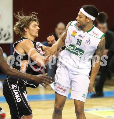 Basketball Bundesliga. Woerthersee Piraten gegen Ece Bulls Kapfenberg.  Thomas Kennedy (Piraten), Moritz Lanegger (Kapfenberg). Klagenfurt, 11.12.2010.
Foto:  Kuess

---
pressefotos, pressefotografie, kuess, qs, qspictures, sport, bild, bilder, bilddatenbank