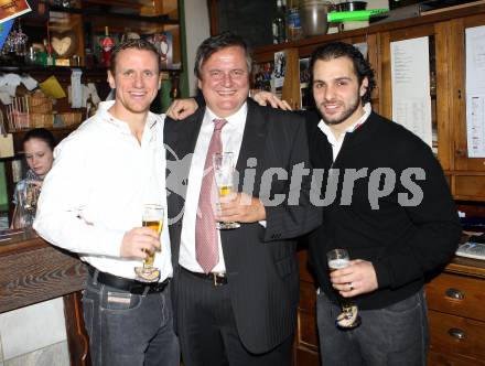 Eishockey. KAC. Weihnachtsfeier.  Craig Mike, Karl Safron, Chiodo Andy. Maria Rain, 13.12.2010.
Foto: Kuess
---
pressefotos, pressefotografie, kuess, qs, qspictures, sport, bild, bilder, bilddatenbank