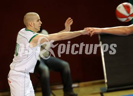 Basketball Bundesliga. Woerthersee Piraten gegen Ece Bulls Kapfenberg.  Gunther Zajic (Piraten). Klagenfurt, 11.12.2010.
Foto:  Kuess

---
pressefotos, pressefotografie, kuess, qs, qspictures, sport, bild, bilder, bilddatenbank