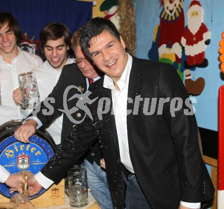 Eishockey. KAC. Weihnachtsfeier. Manny Viveiros. Maria Rain, 13.12.2010.
Foto: Kuess
---
pressefotos, pressefotografie, kuess, qs, qspictures, sport, bild, bilder, bilddatenbank