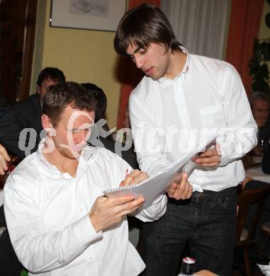 Eishockey. KAC. Weihnachtsfeier. Craig Mike, Schumnig Martin. Maria Rain, 13.12.2010.
Foto: Kuess
---
pressefotos, pressefotografie, kuess, qs, qspictures, sport, bild, bilder, bilddatenbank