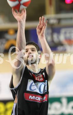 Basketball Bundesliga. Woerthersee Piraten gegen Ece Bulls Kapfenberg.  Samuel Knabl (Kapfenberg). Klagenfurt, 11.12.2010.
Foto:  Kuess

---
pressefotos, pressefotografie, kuess, qs, qspictures, sport, bild, bilder, bilddatenbank