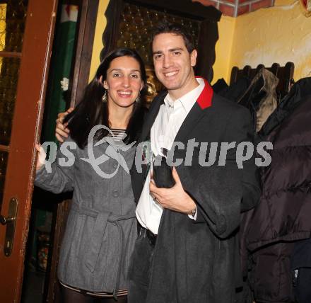 Eishockey. KAC. Weihnachtsfeier. Ratchuk Peter mit seiner Frau Julie. Maria Rain, 13.12.2010.
Foto: Kuess
---
pressefotos, pressefotografie, kuess, qs, qspictures, sport, bild, bilder, bilddatenbank