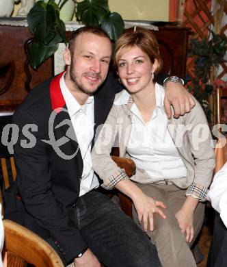 Eishockey. KAC. Kirisits Johannes mit Freundin Steffi. Maria Rain, 13.12.2010.
Foto: Kuess
---
pressefotos, pressefotografie, kuess, qs, qspictures, sport, bild, bilder, bilddatenbank