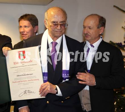 Fussball. SK Austria Kaernten. Legendentreffen.  Fredi Hohenberger erhaelt die Ehrenurkunde der Stadt Klagenfurt, Hans Slocker. Klagenfurt, am 16.12.2010.
Foto: Kuess
---
pressefotos, pressefotografie, kuess, qs, qspictures, sport, bild, bilder, bilddatenbank