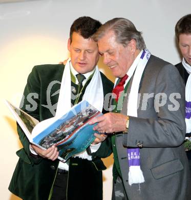 Fussball. SK Austria Kaernten. Legendentreffen. Buergermeister Christian Scheider, Hans Buzek.  Klagenfurt, am 16.12.2010.
Foto: Kuess
---
pressefotos, pressefotografie, kuess, qs, qspictures, sport, bild, bilder, bilddatenbank