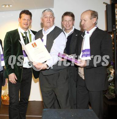 Fussball. SK Austria Kaernten. Legendentreffen. Buergermeister Christian Scheider, Niko Rudic, Herbert Taschek, Hans Slocker. Klagenfurt, am 16.12.2010.
Foto: Kuess
---
pressefotos, pressefotografie, kuess, qs, qspictures, sport, bild, bilder, bilddatenbank