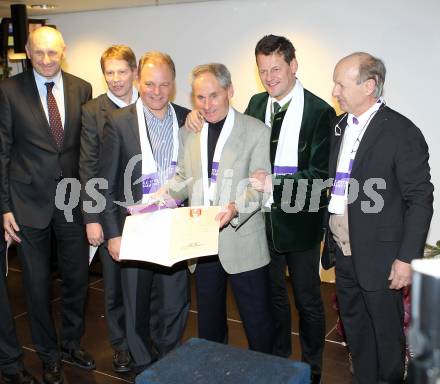 Fussball. SK Austria Kaernten. Legendentreffen. Sportstadtrat Manfred Mertel, Herbert taschek, Albert Gunzer, Franz Hasil, Buergermeister Christian Scheider, Hans Slocker. Klagenfurt, am 16.12.2010.
Foto: Kuess
---
pressefotos, pressefotografie, kuess, qs, qspictures, sport, bild, bilder, bilddatenbank