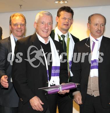 Fussball. SK Austria Kaernten. Legendentreffen. Albert Gunzer, Buergermeister Christian Scheider, Hans Slocker. Klagenfurt, am 16.12.2010.
Foto: Kuess
---
pressefotos, pressefotografie, kuess, qs, qspictures, sport, bild, bilder, bilddatenbank