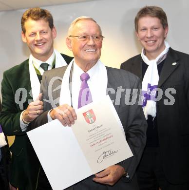 Fussball. SK Austria Kaernten. Legendentreffen. Buergermeister Christian Scheider, Herbert Taschek.  Klagenfurt, am 16.12.2010.
Foto: Kuess
---
pressefotos, pressefotografie, kuess, qs, qspictures, sport, bild, bilder, bilddatenbank