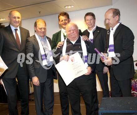 Fussball. SK Austria Kaernten. Legendentreffen. Manfred Mertel, Albert Gunzer, Buergermeister Christian Scheider, Herbert taschek, Hans Slocker. Klagenfurt, am 16.12.2010.
Foto: Kuess
---
pressefotos, pressefotografie, kuess, qs, qspictures, sport, bild, bilder, bilddatenbank