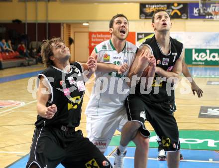 Basketball Bundesliga. Woerthersee Piraten gegen WBC Raiffeisen Wels. Erik Rhinehart,  (Piraten), Thomas Csebits, Davor Lamesic (Wels). Klagenfurt, 18.12.2010.
Foto:  Kuess

---
pressefotos, pressefotografie, kuess, qs, qspictures, sport, bild, bilder, bilddatenbank